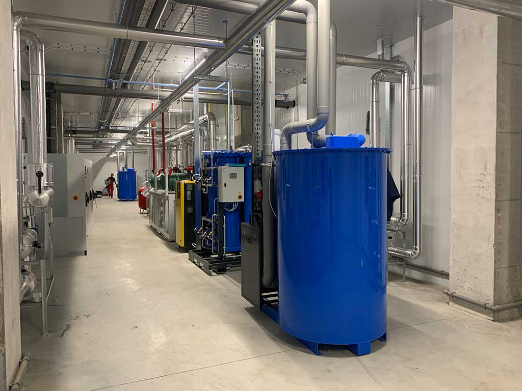 postrojenje sa plavim buradima i metalnim cevima