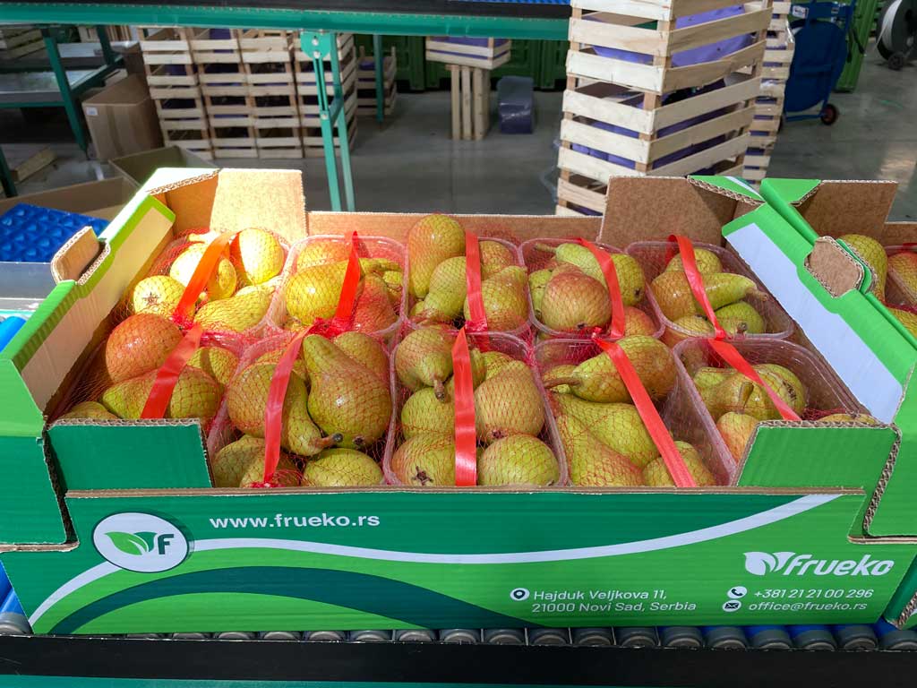 gajba sa upakovanim kruškama